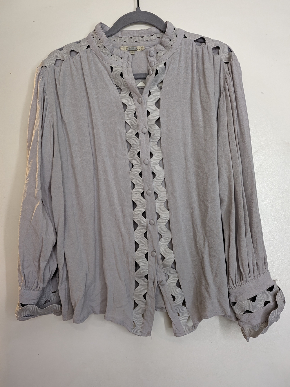 gimmicks by BKE Light Gray Button-Front Blouse with Cutout Trim